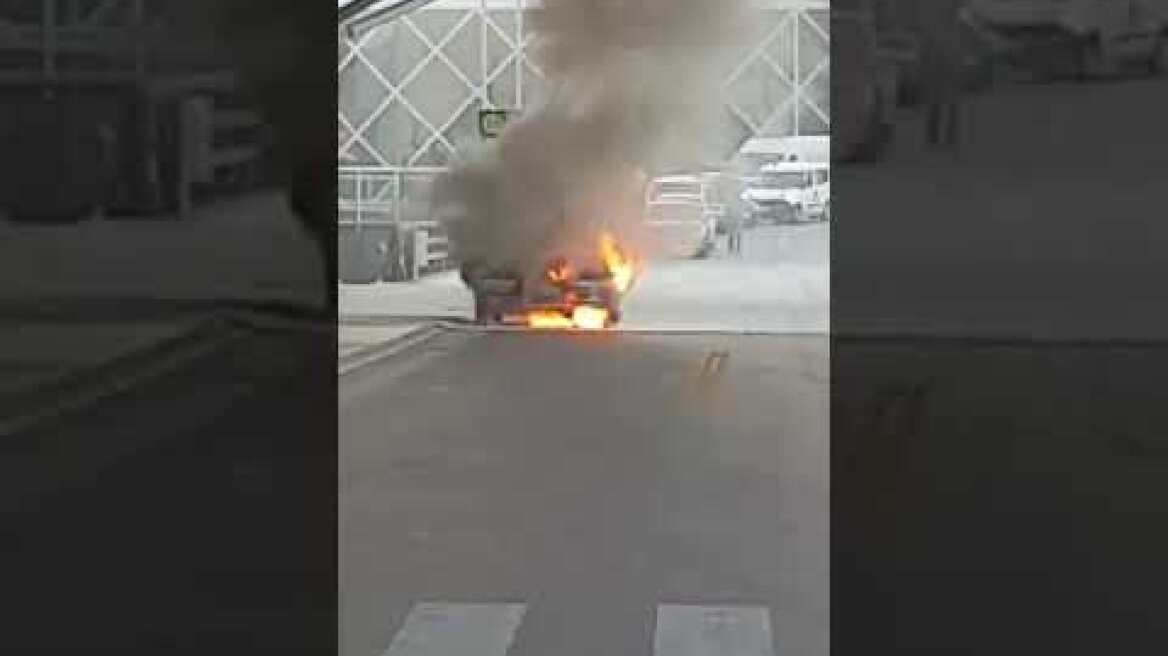 Θεσσαλονίκη: Αυτοκίνητο «λαμπάδιασε» στο αεροδρόμιο «Μακεδονία» ενώ ήταν σταθμευμένο – Δείτε βίντεο