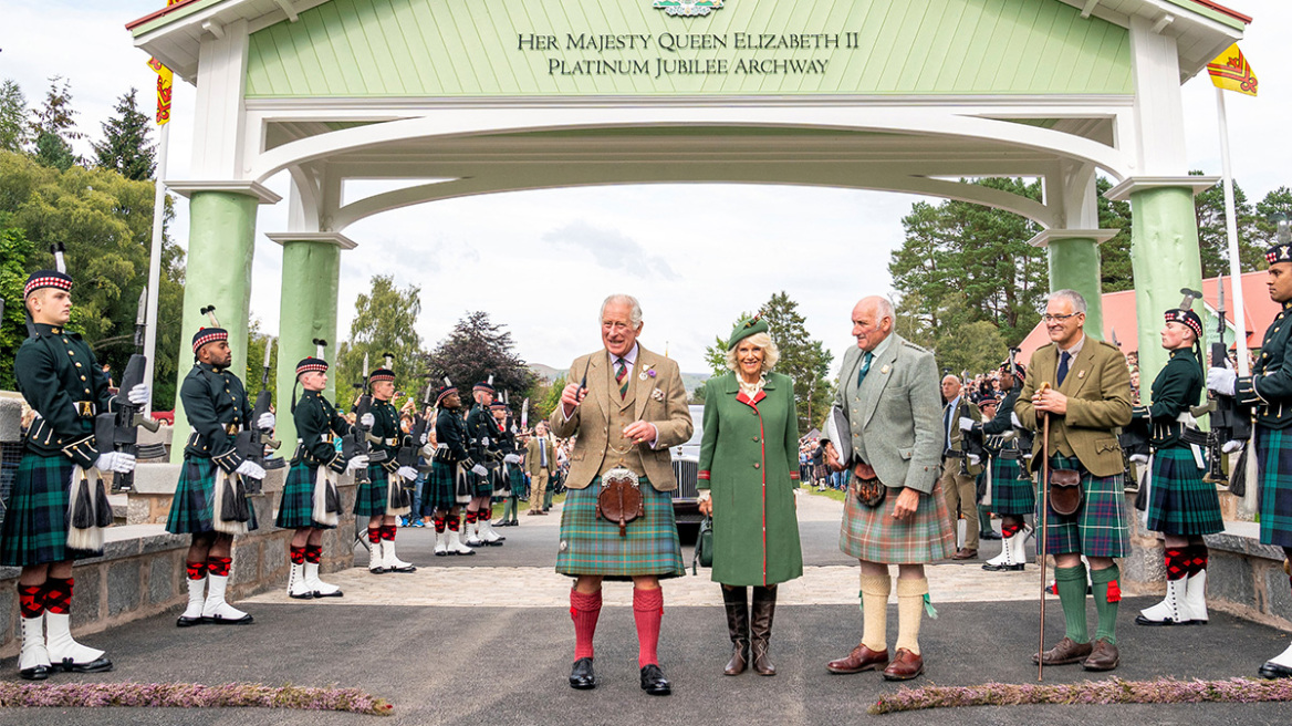 Πρίγκιπας Κάρολος: Με σκωτσέζικη φούστα εκπροσώπησε την βασίλισσα Ελισάβετ στους Αγώνες των Χάιλαντς