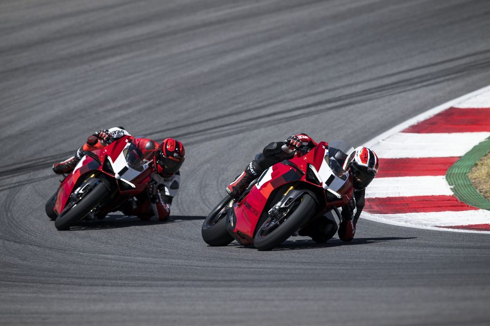Η Ducati παρουσιάζει τη νέα Panigale V4 R με τα 240 ίππους στις 16.500 σ.α.λ.