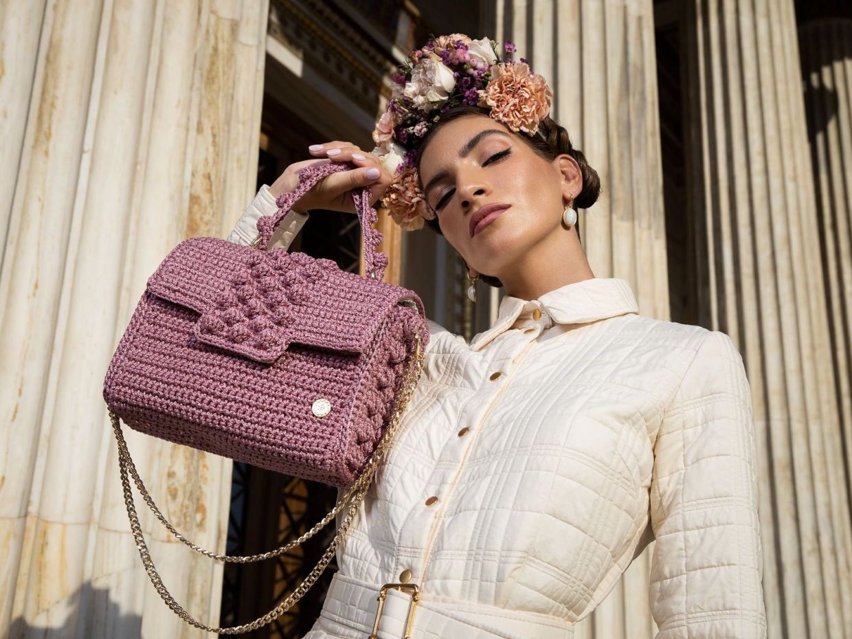 Μια μοναδική ροζ χειροποίητη τσάντα της MISS POLYPLEXI υποστηρίζει για 4η φορά το ΑΛΜΑ ΖΩΗΣ