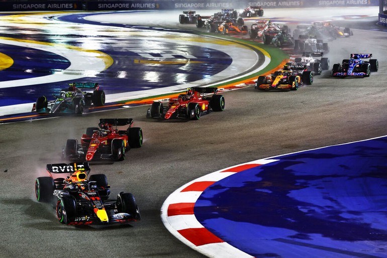 Δεν κατάφερε ο Vertsappen να «κλειδώσει» τον νέο του παγκόσμιο τίτλο στο GP Σιγκαπούρη