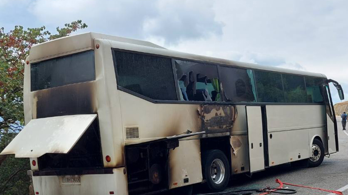 Στις φλόγες τυλίχτηκε λεωφορείο στα Μετέωρα