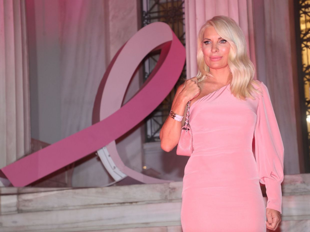 Ελένη Μενεγάκη: Με one shoulder φόρεμα στήριξε την εκστρατεία για τον καρκίνο του μαστού