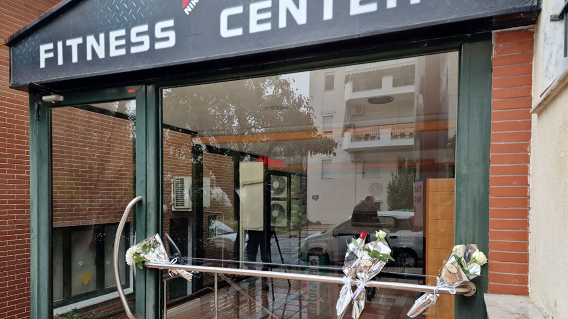 Θεσσαλονίκη: Θλίψη για τον Αλέξανδρο Νικολαΐδη, αφήνουν λουλούδια έξω από το γυμναστήριό του