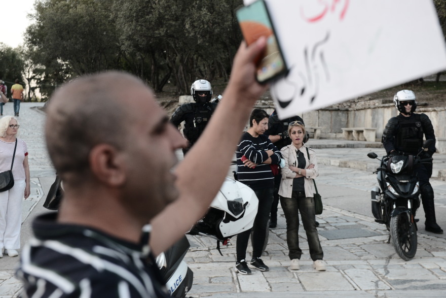 Διαμαρτυρία Ιρανών στην Ακρόπολη – Δείτε φωτογραφίες