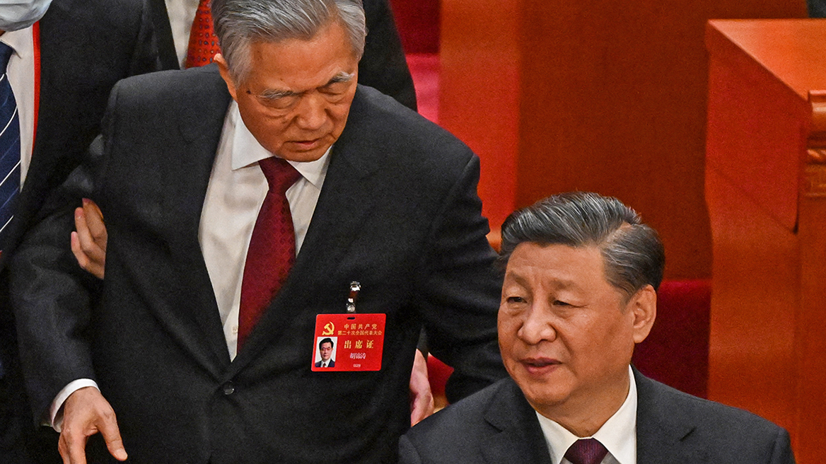 Χου Τζιντάο: Γιατί έβγαλαν «σηκωτό» από το συνέδριο του ΚΚ Κίνας τον προκάτοχο του Σι Τζινπίνγκ;
