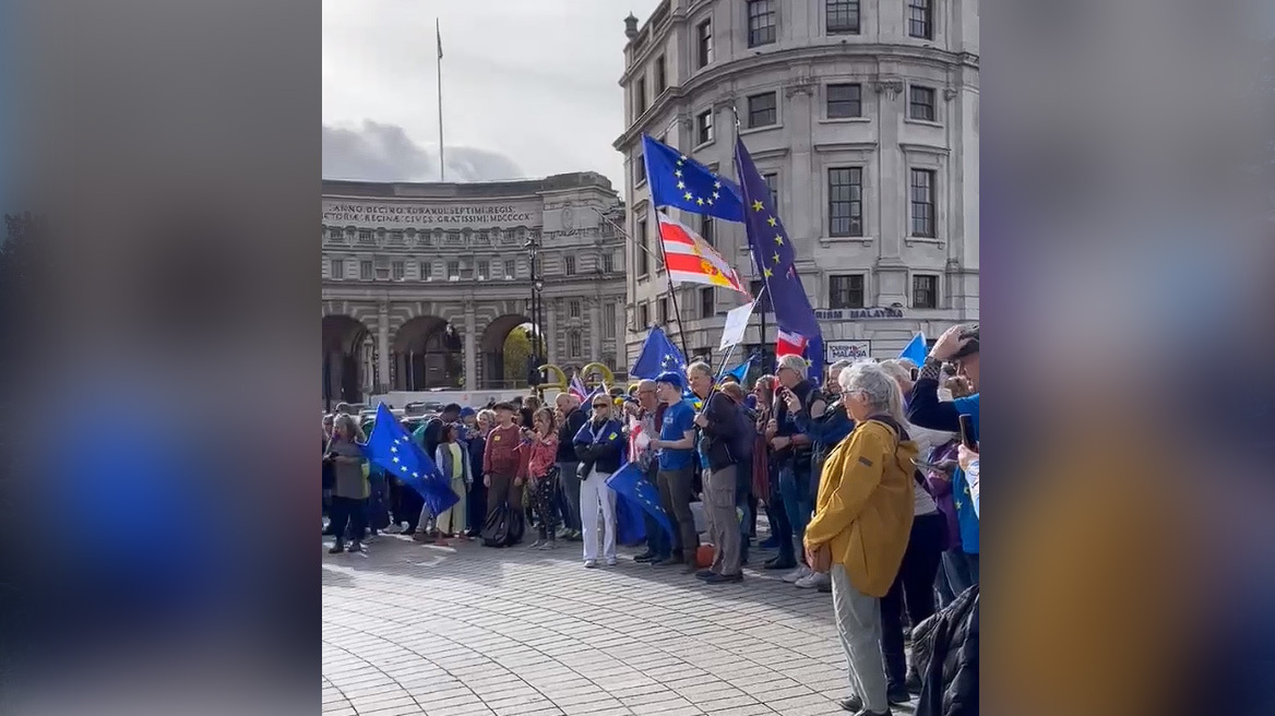 Βρετανία: Διαδηλώνουν κατά του Brexit γιατί θέλουν να επιστρέψουν στην ΕΕ – Δείτε βίντεο