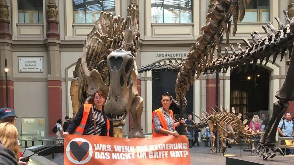 Ακτιβίστριες κόλλησαν στα κάγκελα έκθεσης για δεινόσαυρούς στο Βερολίνο