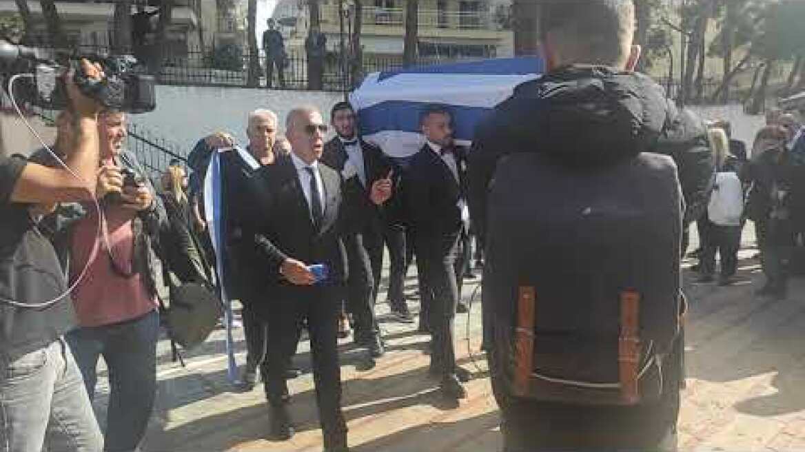 Αλέξανδρος Νικολαΐδης: Ραγίζουν καρδιές στην κηδεία του – «Παλικάρι μου, αετέ μου, πώς θα το περάσω αυτό»