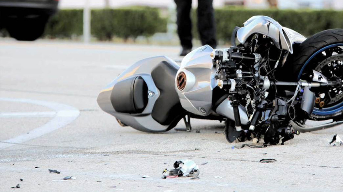 Τροχαίο στο Ηράκλειο:  Μηχανή συγκρούστηκε με αυτοκίνητο – Στο νοσοκομείο ένας 15χρονος