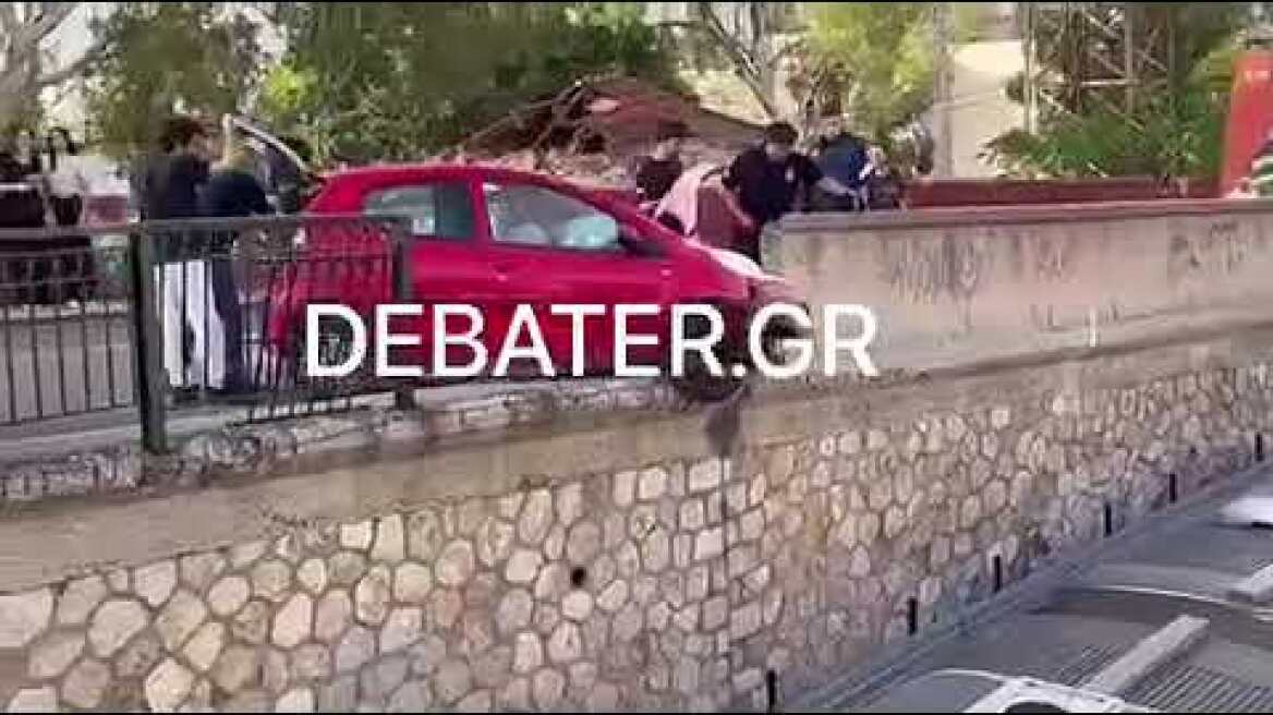 Συναγερμός στον ΗΣΑΠ στην Κηφισιά: Αυτοκίνητο «καρφώθηκε» στο προστατευτικό κιγκλίδωμα