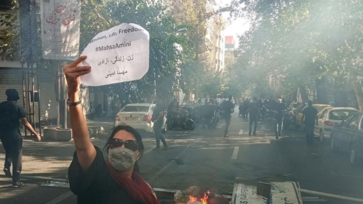 Ιράν: Ο Μπάιντεν διαμηνύει πως θα επιβληθούν νέες κυρώσεις για την καταστολή των μαζικών κινητοποιήσεων
