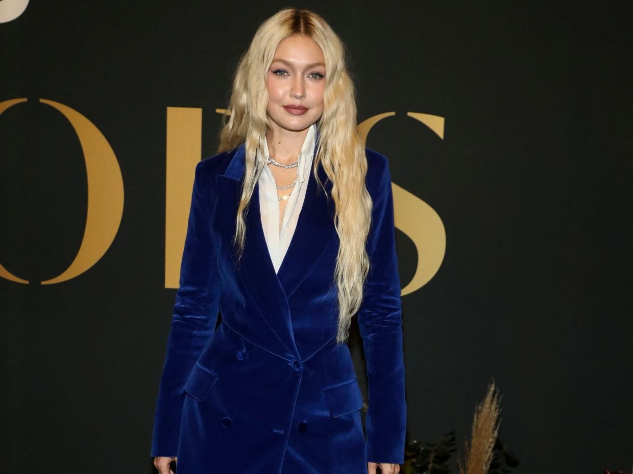 Gigi Hadid: Το βελούδινο μπλε κοστούμι της έχει κάτι από το glam που θέλουμε για τις νύχτες μας