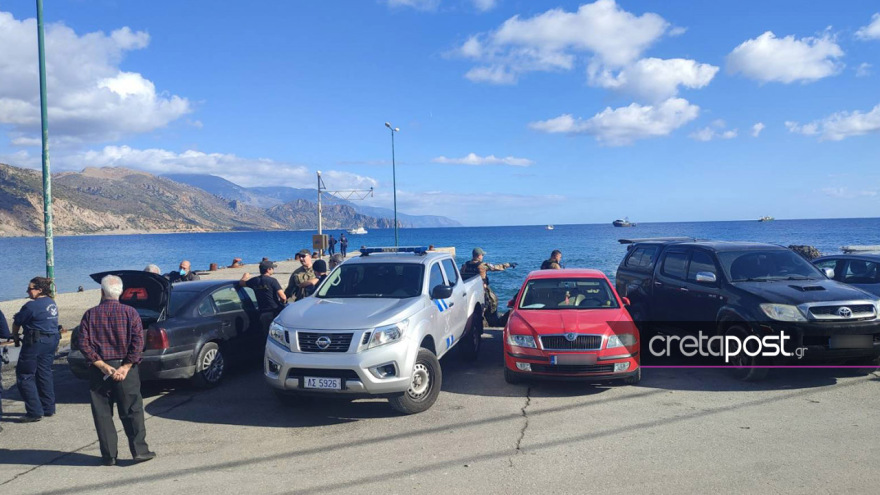 Κρήτη: Έφτασε στην Παλαιόχωρα το αλιευτικό με τους 500 μετανάστες – Δείτε φωτογραφίες