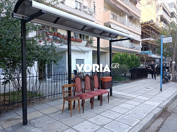 Θεσσαλονίκη: Έβαλαν καρέκλες με vintage διάθεση σε στάση του ΟΑΣΘ