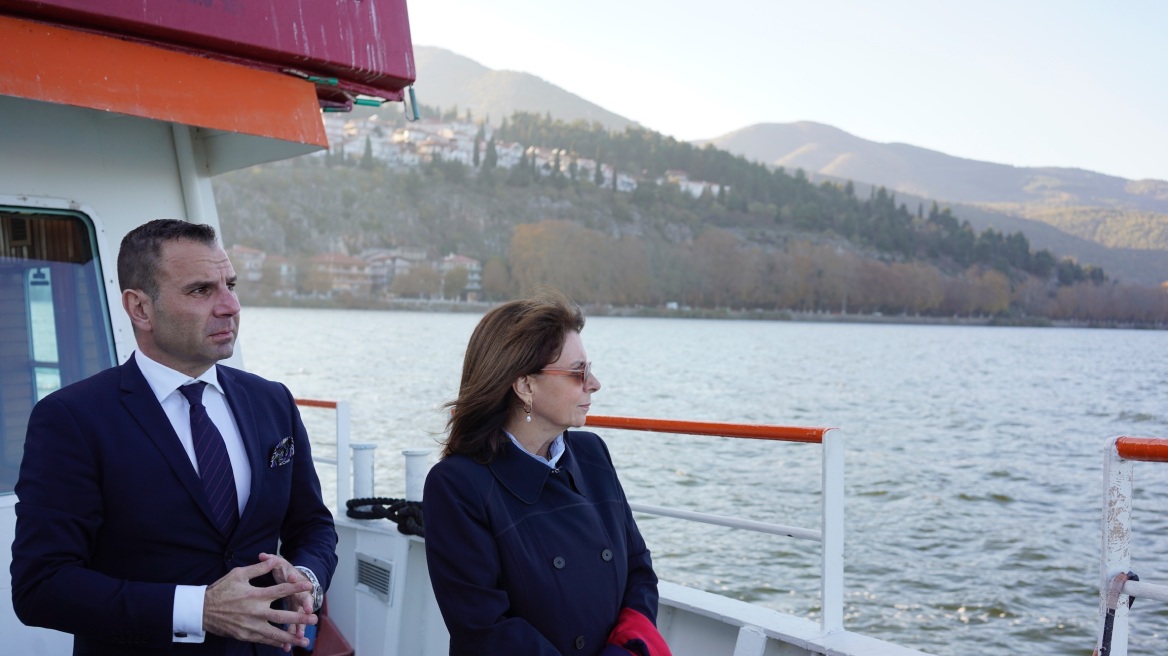 Σακελλαροπούλου: Βόλτα με σκάφος στη λίμνη Καστοριάς