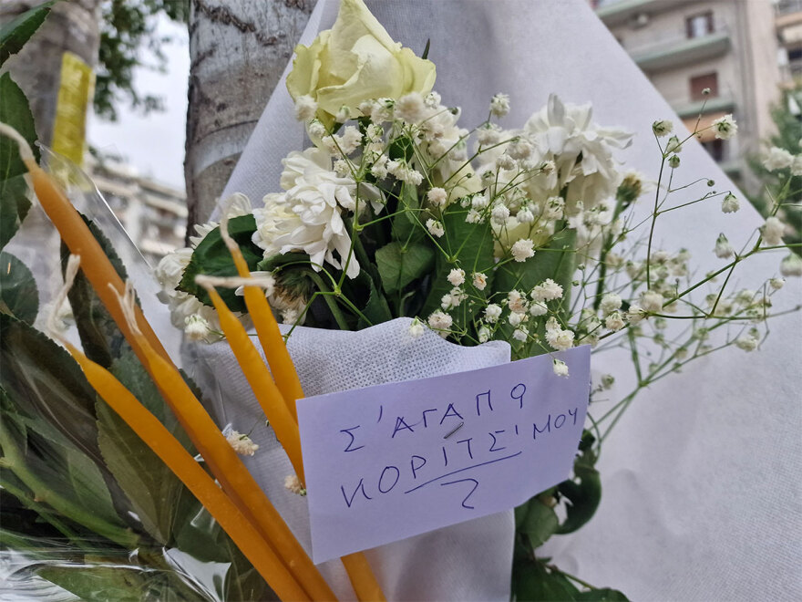Τροχαίο δυστύχημα στη Θεσσαλονίκη: «Καλό ταξίδι άγγελέ μας» – Λουλούδια και κάρτες στο σημείο όπου σκοτώθηκε η 21χρονη
