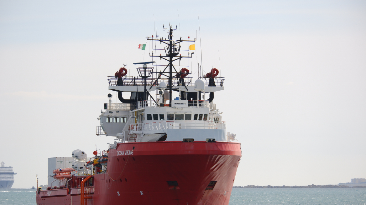 Το σκάφος Ocean Viking με τους 234 μετανάστες κατευθύνεται στη Γαλλία