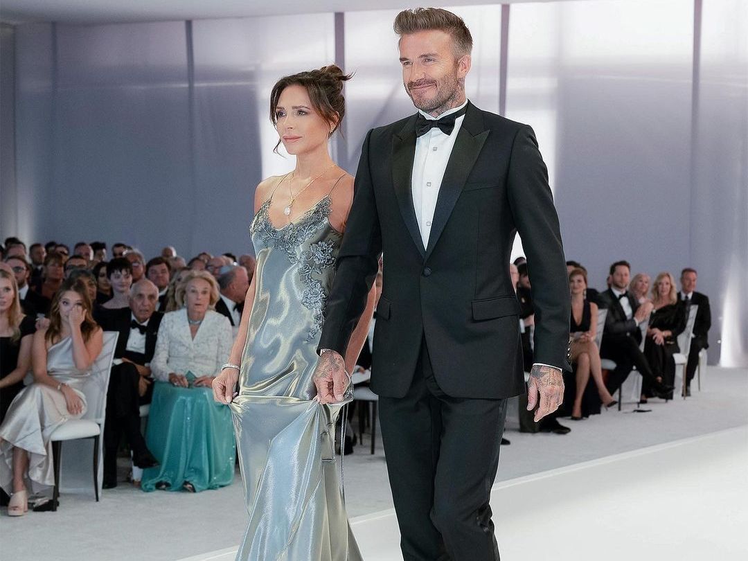 Victoria Beckham: Κυκλοφορεί επιτέλους το viral slip dress που φόρεσε στο γάμο του γιου της Brooklyn