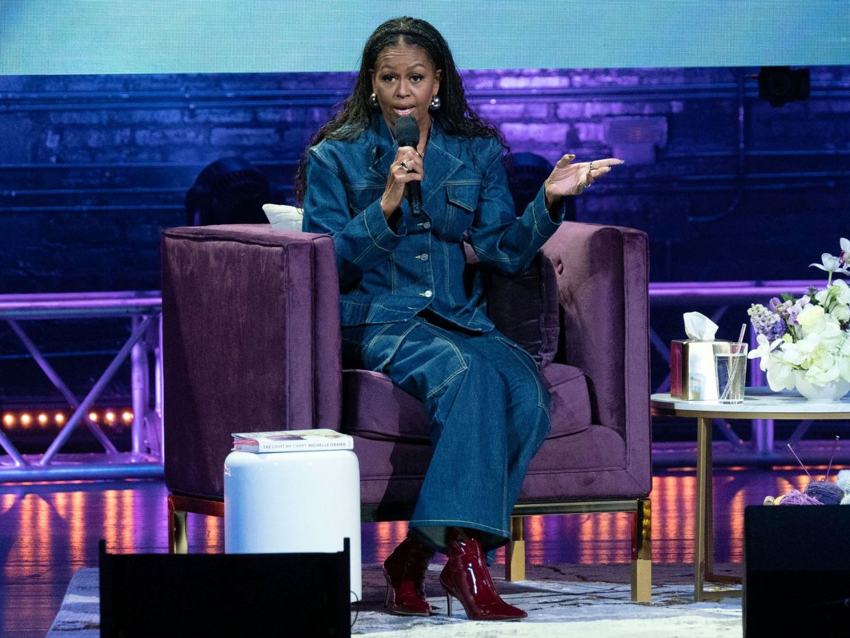 Η Michelle Obama εμφανίστηκε με σύνολο Ganni και όλοι μιλούν για την αλλαγή στο στυλ της