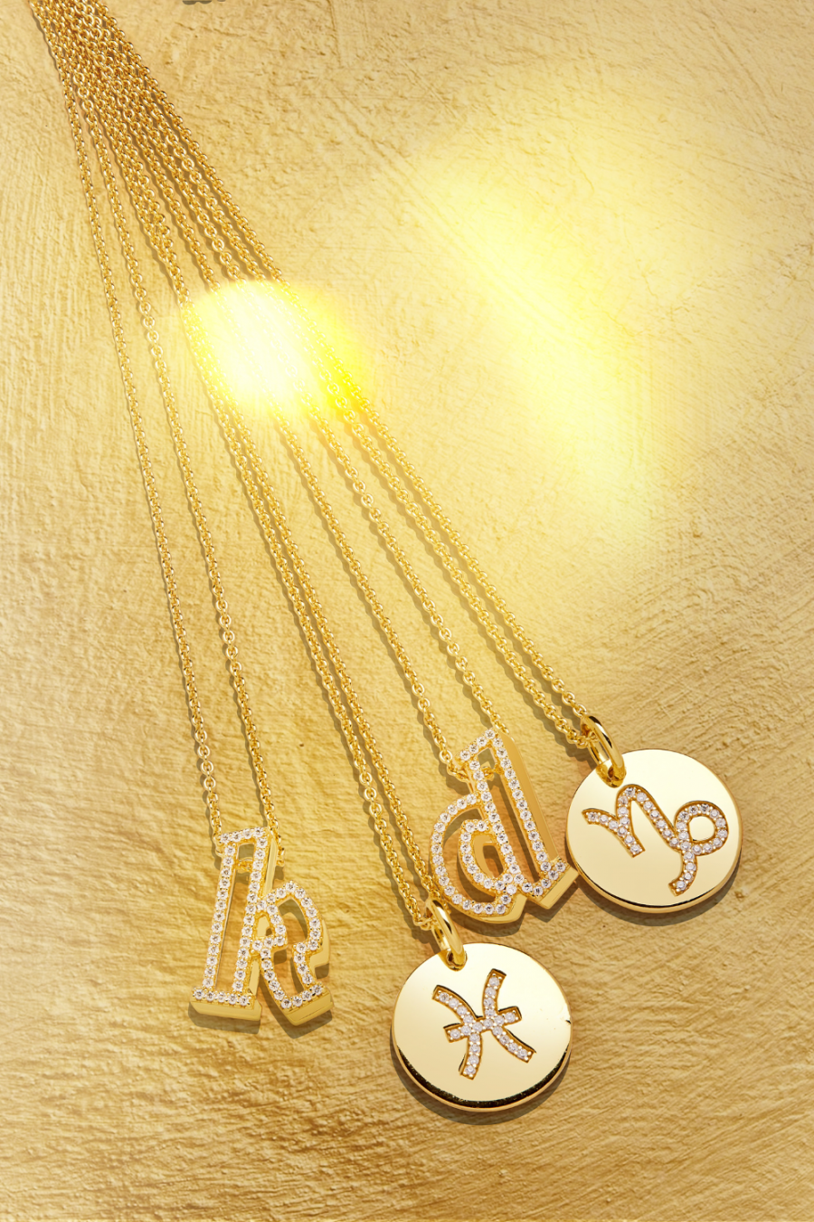 Monogrammed necklaces: Tα αγαπημένα κολιέ της «Carrie» είναι και πάλι στη μόδα
