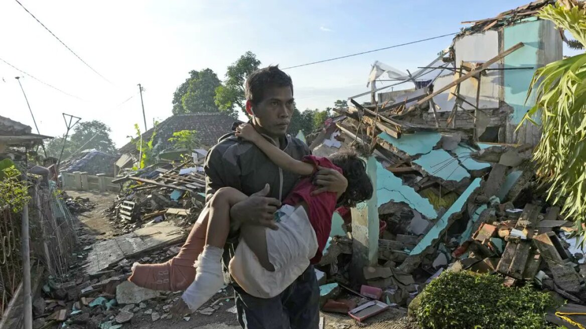 Σεισμός στην Ινδονησία: Στους 321 νεκρούς αυξήθηκε ο απολογισμός των θυμάτων
