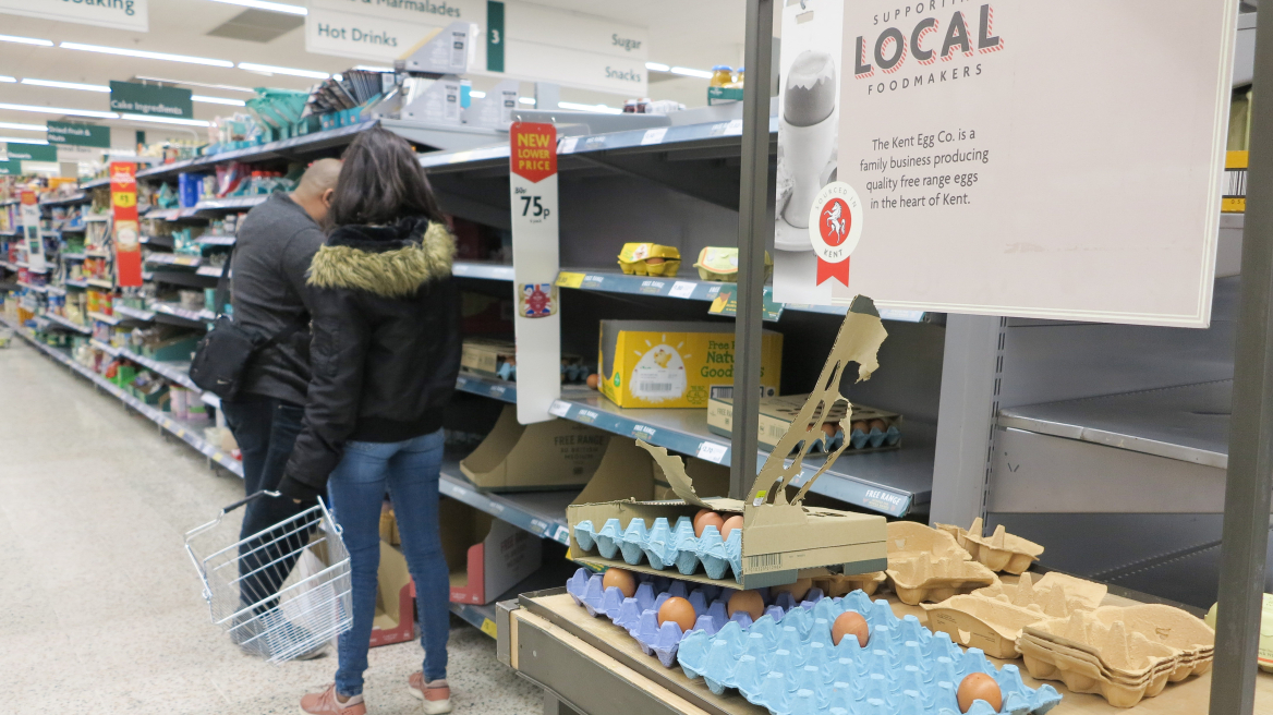 Βρετανία: Έχει ξεμείνει από αυγά – Μόνο 2 ή 3 πακέτα ανά πελάτη