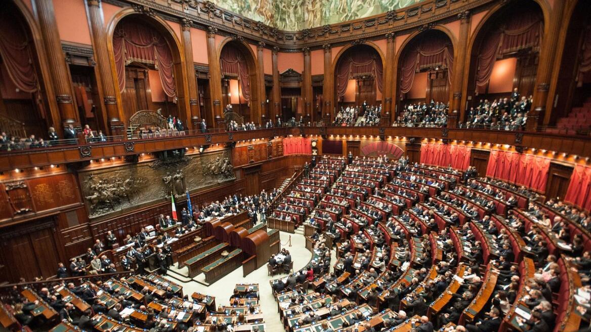 Ιταλία: Οι βουλευτίνες θα μπορούν να θηλάζουν και μέσα στην αίθουσα της Βουλής