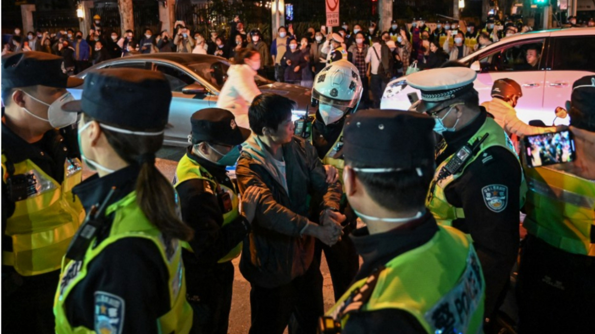 Κίνα: Το BBC καταγγέλλει τη σύλληψη δημοσιογράφου του στις διαδηλώσεις για τα lockdown – Δείτε βίντεο