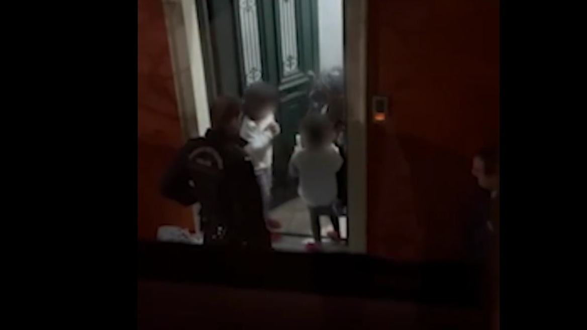 Αστυνομικοί έκαναν έκπληξη σε ένα μικρό κορίτσι για τα γενέθλιά του – Δείτε βίντεο