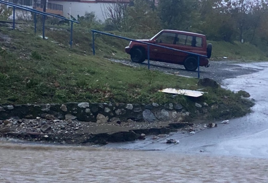Κακοκαιρία «Άριελ»: Πλημμύρες σε καταστήματα στον Πλαταμώνα