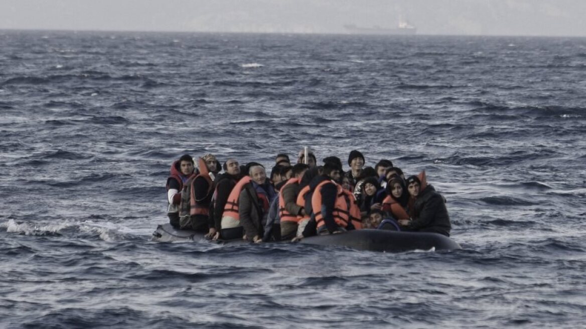 Η Ιταλία δέχεται πλοιάρια με πάνω από 500 μετανάστες