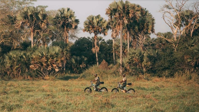 Με αθόρυβα ηλεκτρικά ποδήλατα κινούνται οι δασοφύλακες στην Αφρική για να εντοπίσουν τους λαθροκυνηγούς