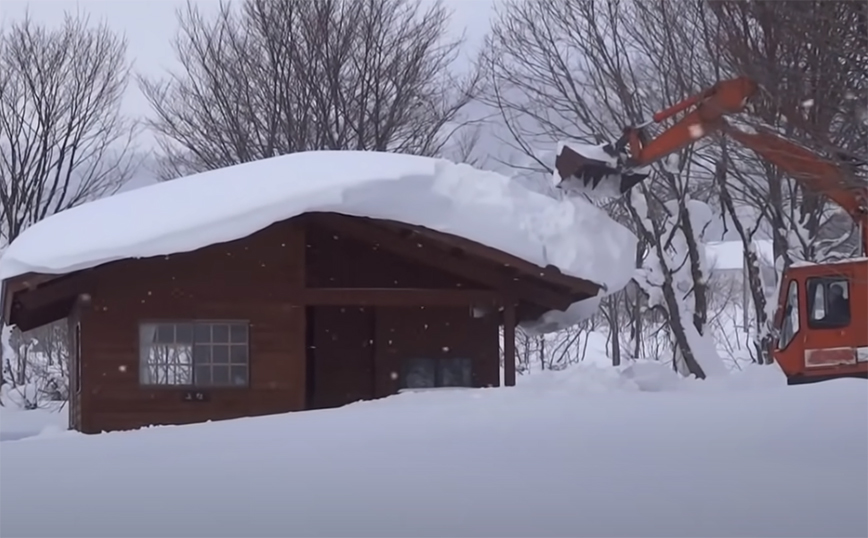 Υπάρχουν πολλοί τρόποι να απομακρύνεις το χιόνι από τη σκεπή