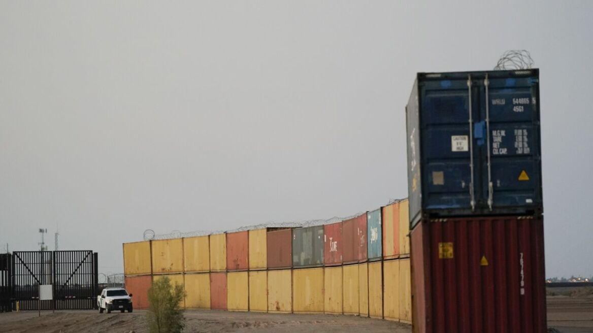 Μετανάστες: Η Αριζόνα κατεδαφίζει το τείχος από κοντέινερ στα σύνορα με το Μεξικό