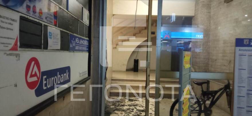 Επέτειος δολοφονίας Γρηγορόπουλου: Επίθεση στα γραφεία της ΝΔ στο Βόλο κατά τη διάρκεια της πορείας