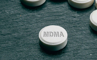 Πήρε 40.000 χάπια ecstasy μέσα σε μια 10ετία: Έβλεπε οράματα με τούνελ και είχε κρίσεις πανικού – Τι είπε Έλληνας γιατρός