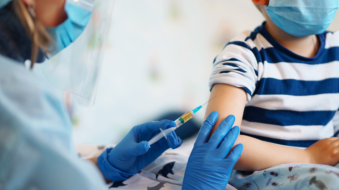 Θεσσαλονίκη: Παιδίατρος και φαρμακοποιός εμπλέκονται σε παράνομη διακίνηση εμβολίων για παιδιά