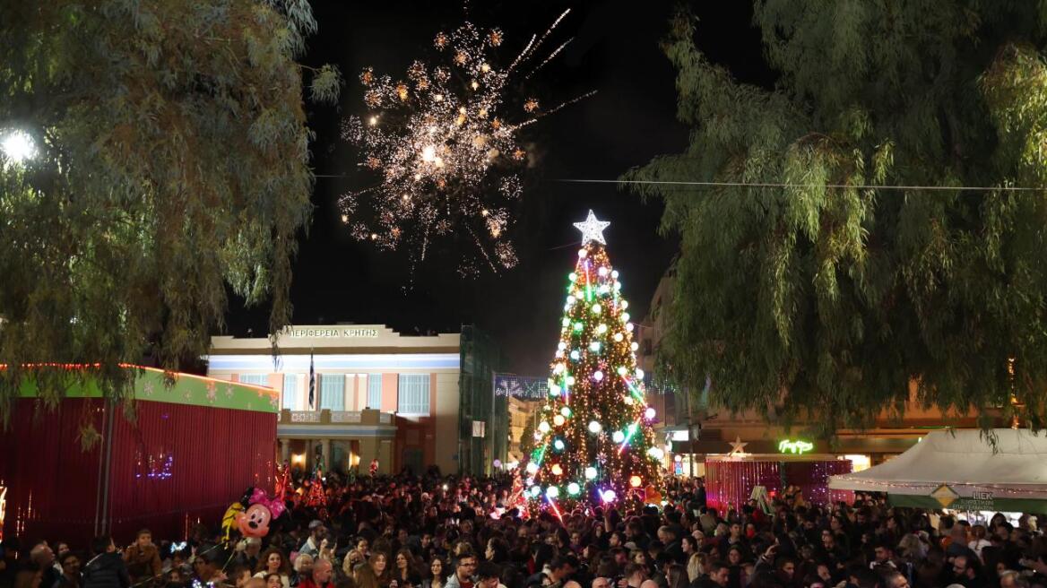 Φωταγωγήθηκε το χριστουγεννιάτικο δέντρο στο Ηράκλειο Κρήτης