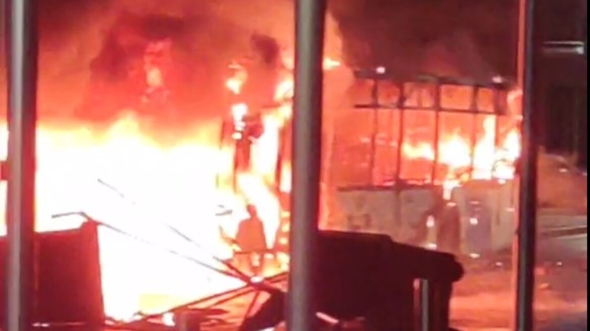 Ρομά πυρπόλησαν λεωφορείο στο Μενίδι