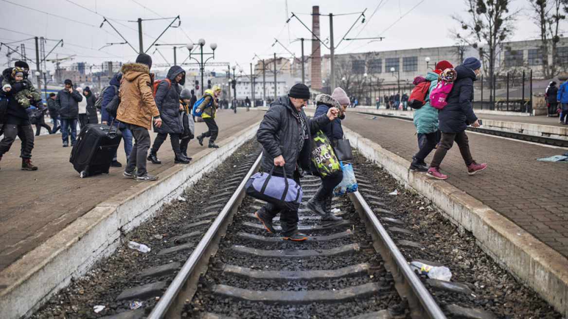 Διχασμένοι οι Ευρωπαίοι για την υποστήριξη στην Ουκρανία και τους Ουκρανούς πρόσαφυγες – Τι απάντησαν οι Έλληνες