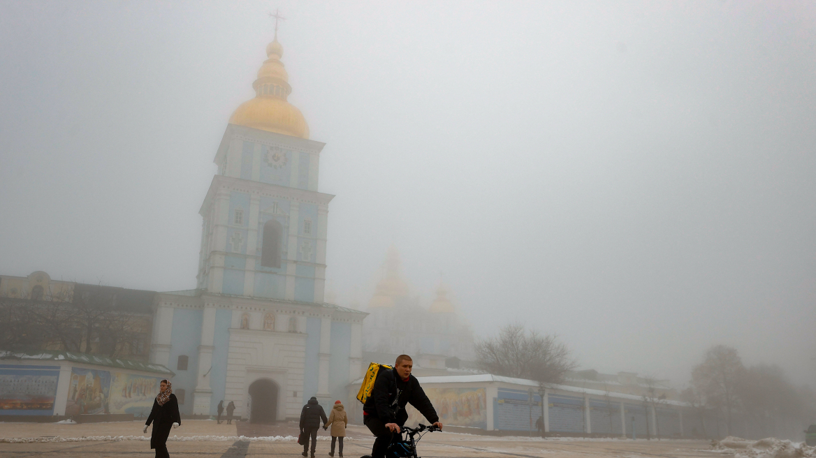 Ουκρανία: Το Κίεβο ανακάμπτει μετά τα ρωσικά πλήγματα, προετοιμασίες για την εορταστική περίοδο