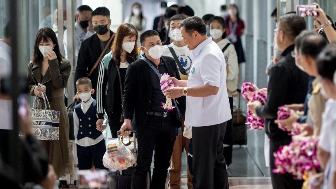 Ταϊλάνδη: Με λουλούδια υποδέχονται τουρίστες από την Κίνα μετά την άρση των περιορισμών