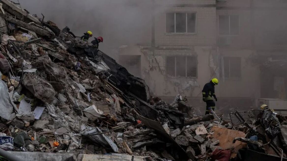Ουκρανία: «Ελάχιστες οι πιθανότητες να σωθούν άνθρωποι»  από τα συντρίμμια της βομβαρδισμένης πολυκατοικίας, λέει ο δήμαρχος  της Ντνίπρο
