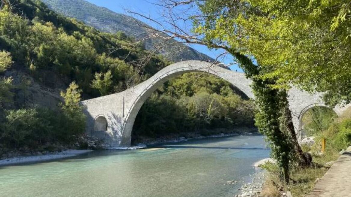 Θεοφάνια – Ιωάννινα: Αγιασμός των υδάτων μετά από 8 χρόνια στο ιστορικό γεφύρι της Πλάκας