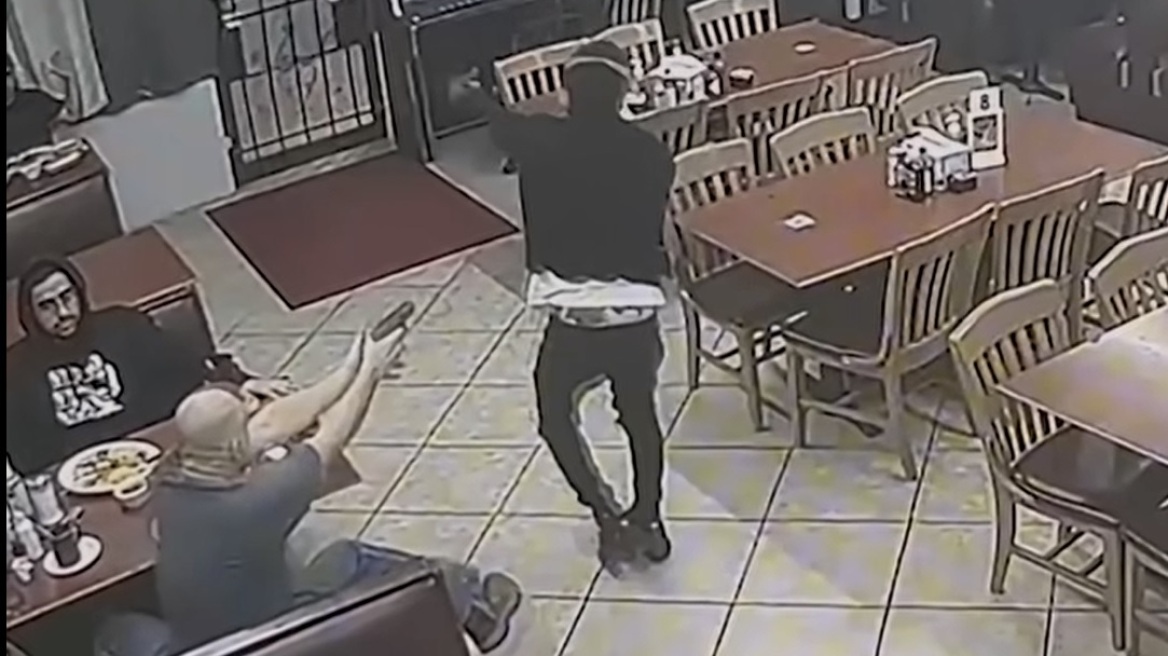 ΗΠΑ: Πελάτης εστιατορίου στο Χιούστον έβγαλε όπλο κι εκτέλεσε έναν ληστή – Δείτε βίντεο