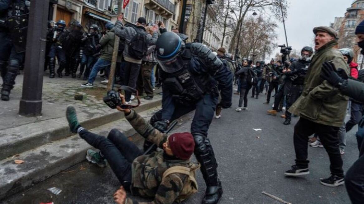 Γαλλία: 26χρονος ευνουχίστηκε μετά από χτύπημα αστυνομικού στις διαδηλώσεις για το συνταξιοδοτικό