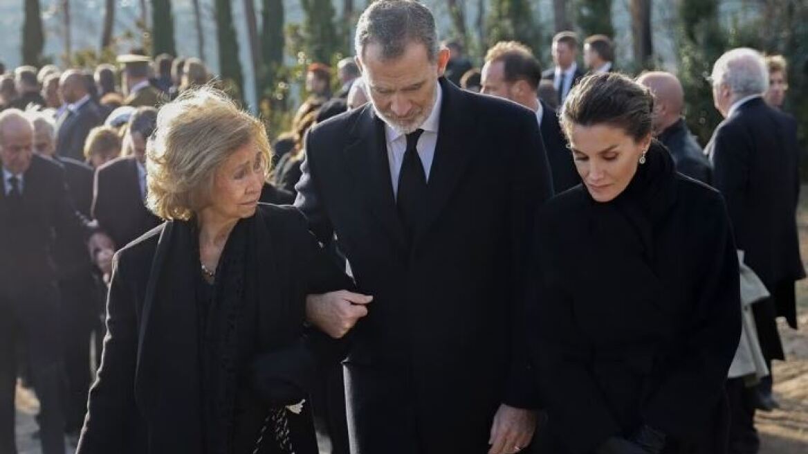 Κηδεία βασιλιά Κωνσταντίνου: Τι γράφουν τα διεθνή μέσα – Η Άννα Μαρία, το λαϊκό προσκύνημα και η ισπανική συμφιλίωση