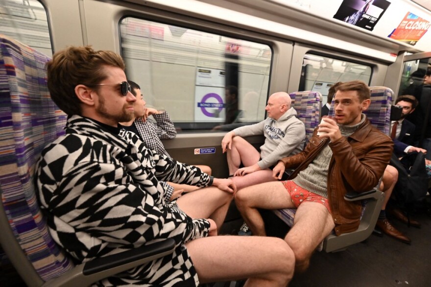 Λονδίνο – «No Trousers Day»: Με τα εσώρουχα και μόνο στο μετρό πλήθος κόσμου
