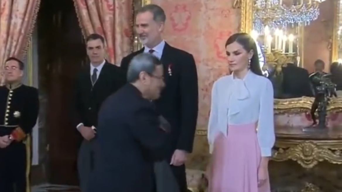Ισπανία: Ο Ιρανός πρέσβης δεν έδωσε το χέρι του στην βασίλισσα Λετίθια